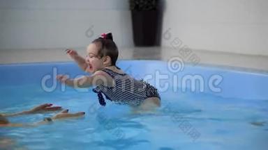 在<strong>游泳池</strong>里，<strong>婴儿</strong>从旁边跳到水里，慢慢地游向母亲